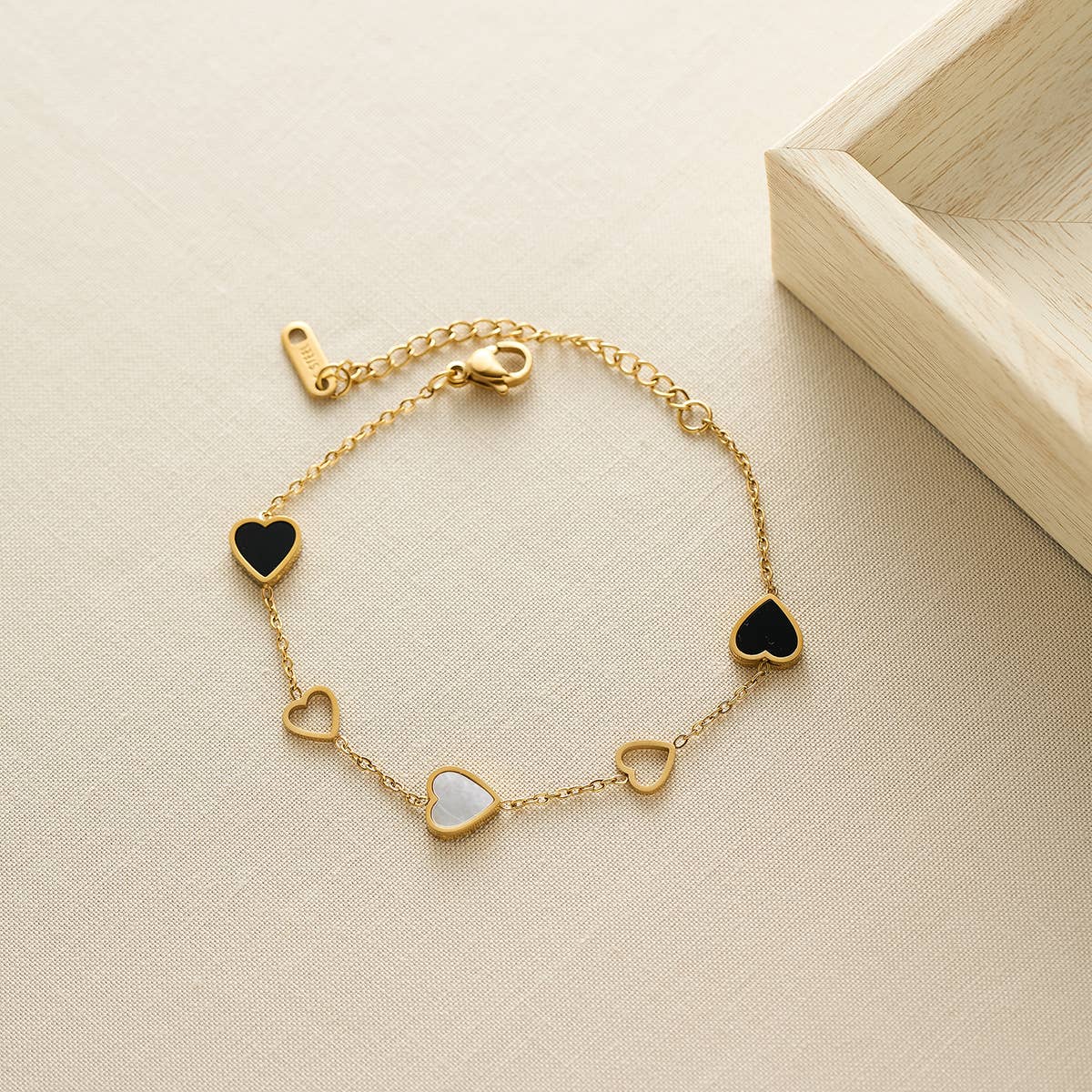 Heart Bracelet in Pearl, Black and Gold