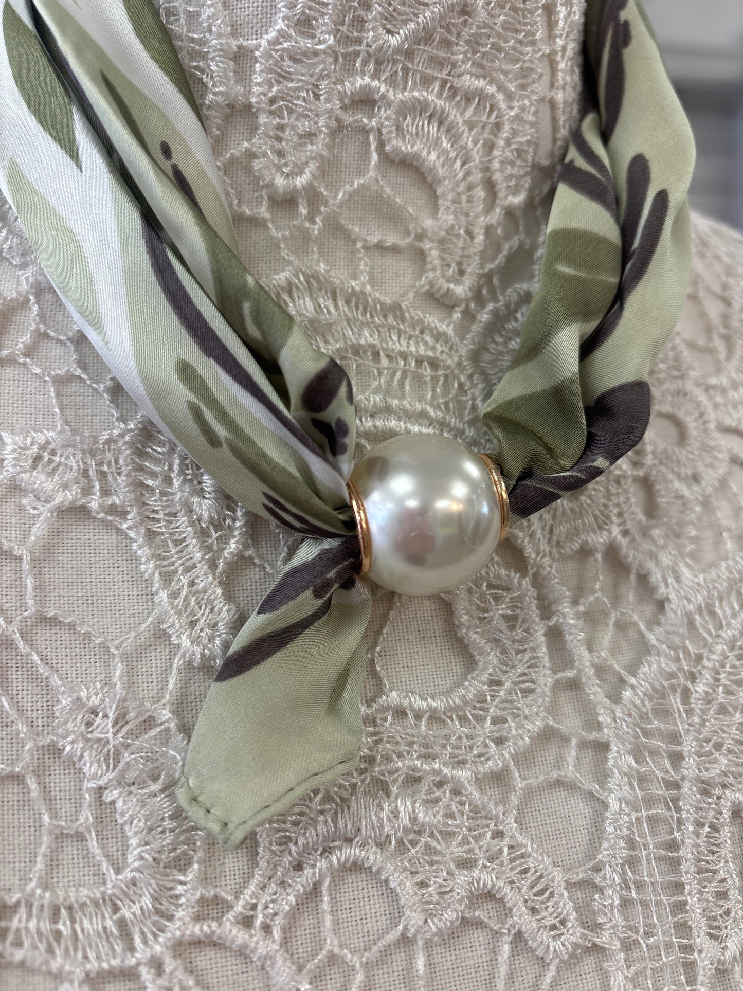 Greta magnet scarf