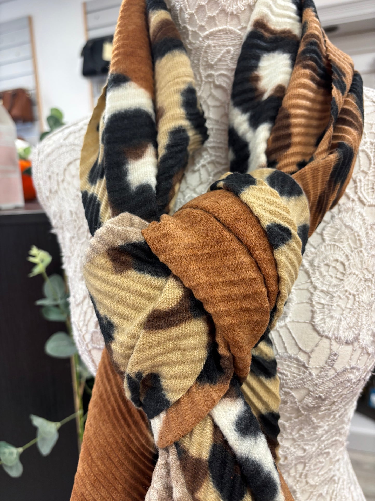 Izzy leopard pleat scarf