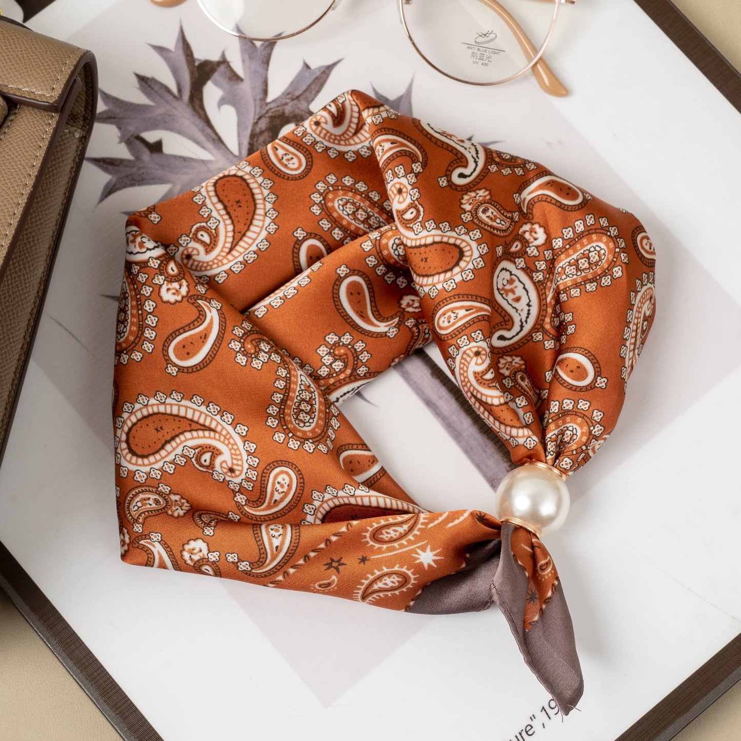 Elegant paisley-patterned polyester scarf with a magnetic pearl