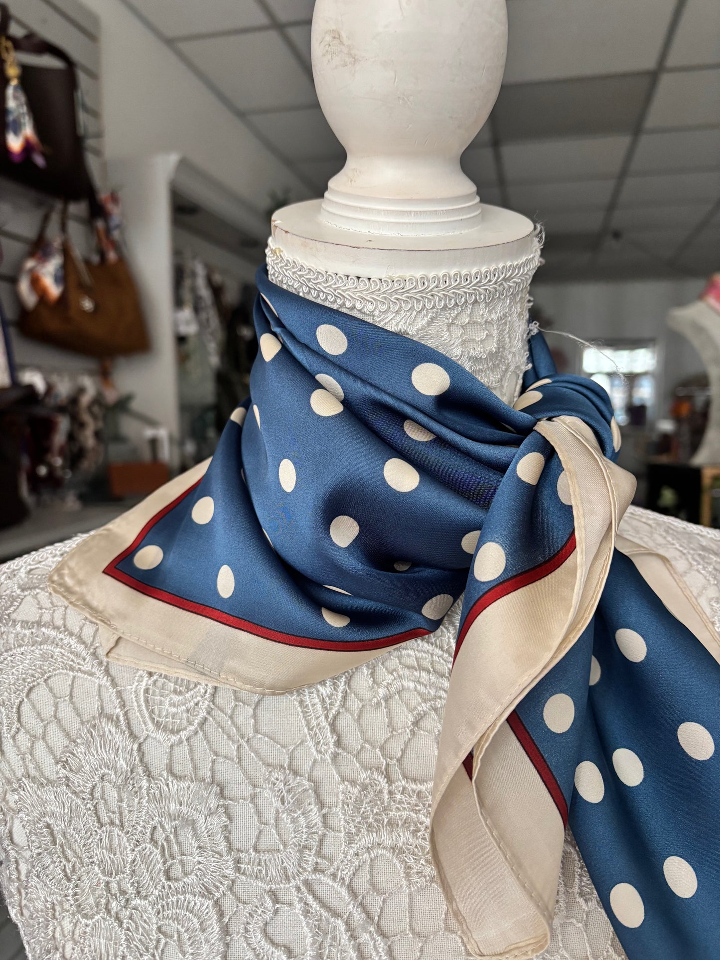 Vera Scarf touch silk 70x70 polka dot pattern