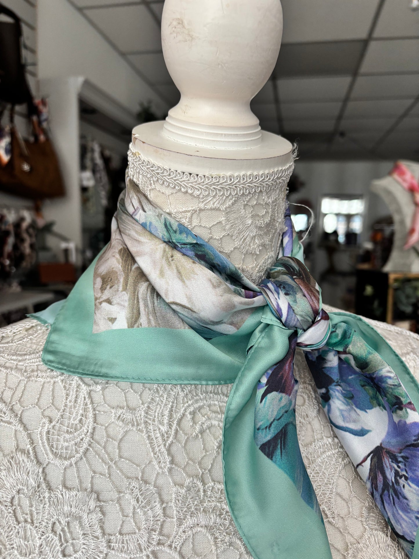 Ada Scarf touch silk 70x70 flower pattern