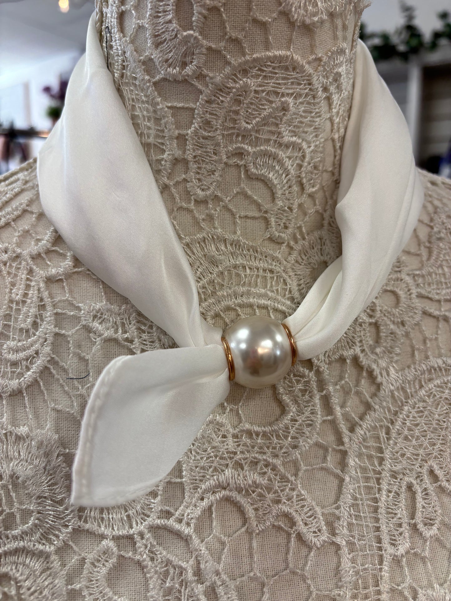 Blanco pearl scarf