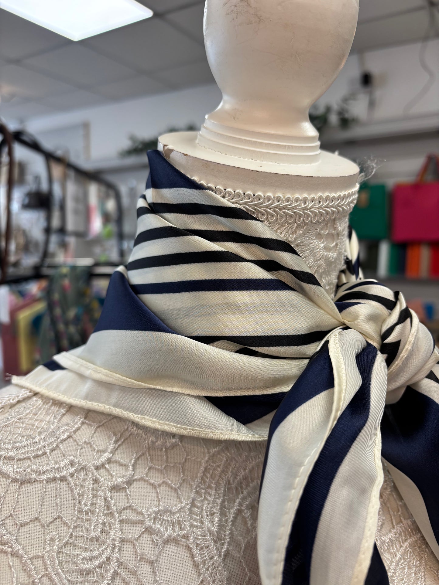 Rita navy/cream neck scarf