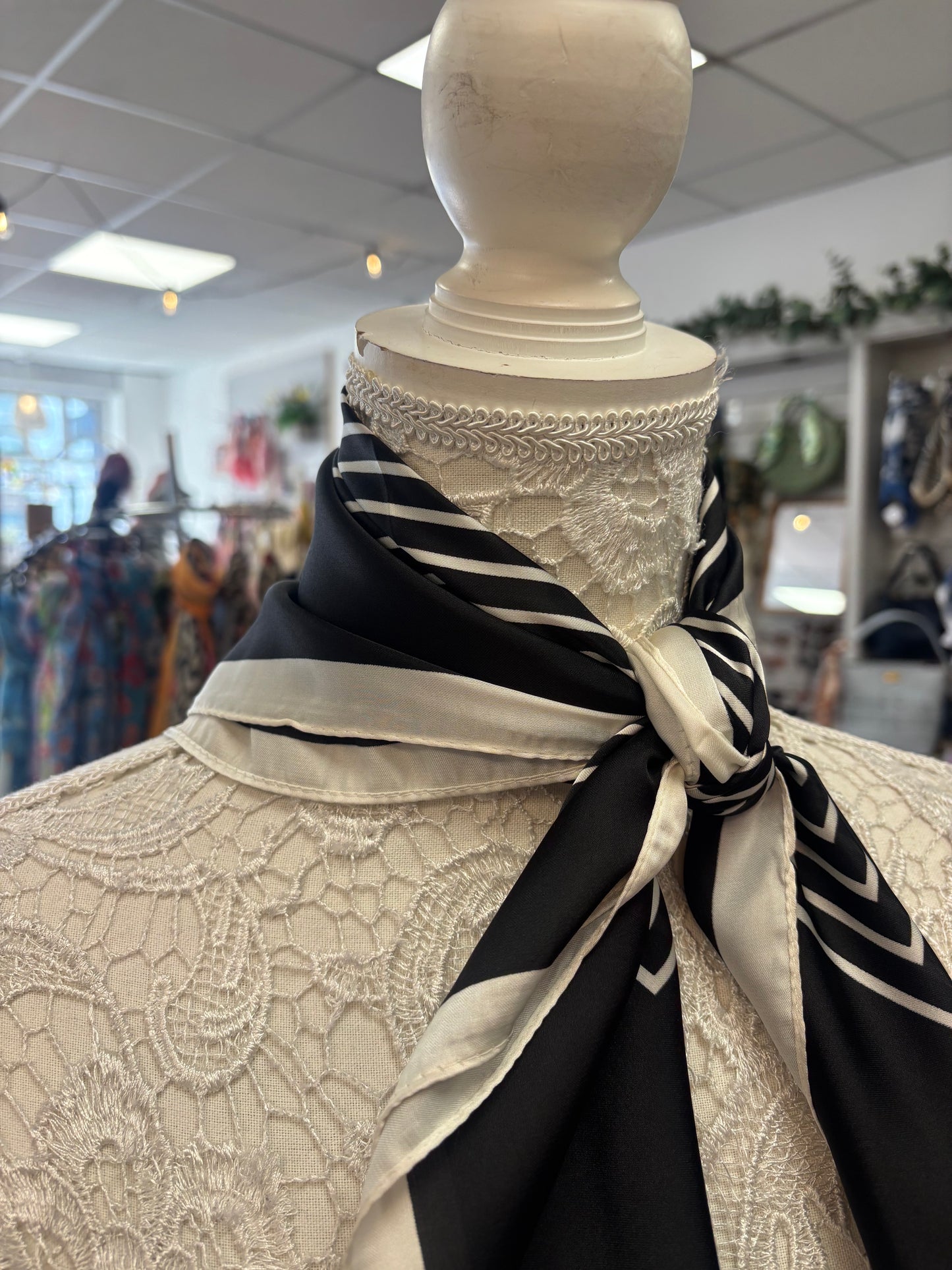 Mono neck scarf