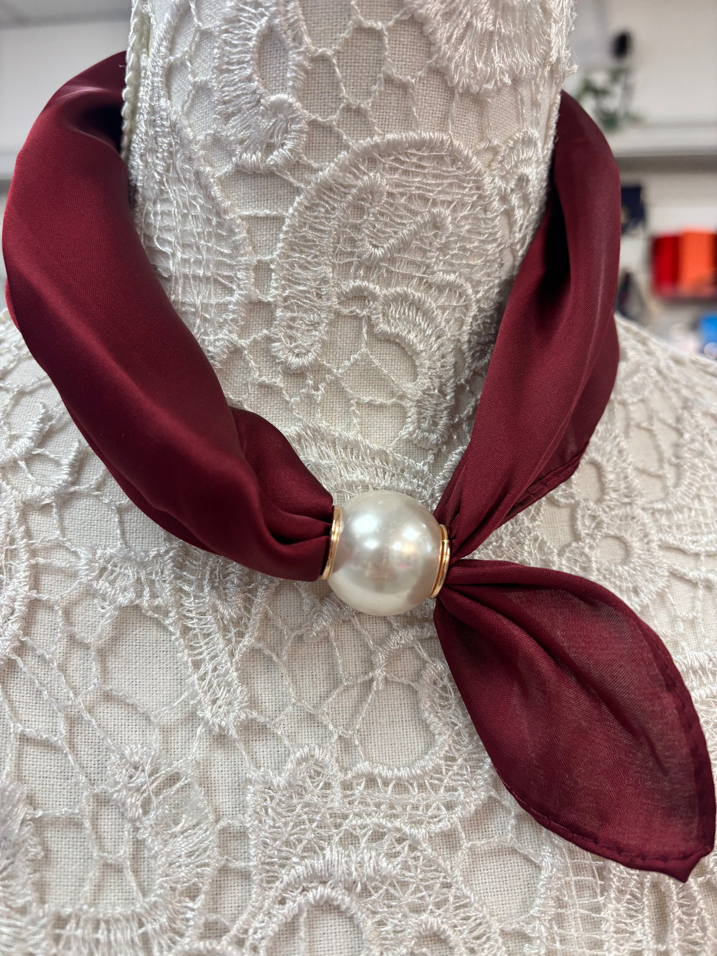 Erin magnetic scarf