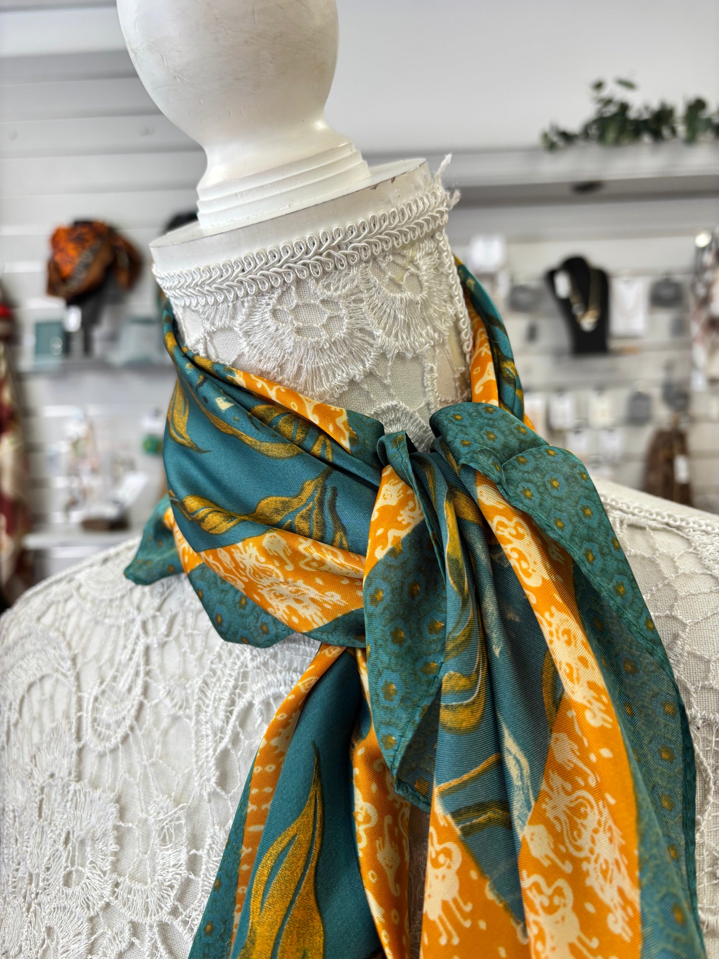 Libby neck scarf