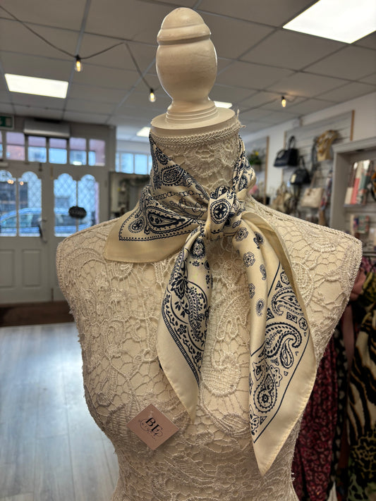 Delphine neck scarf