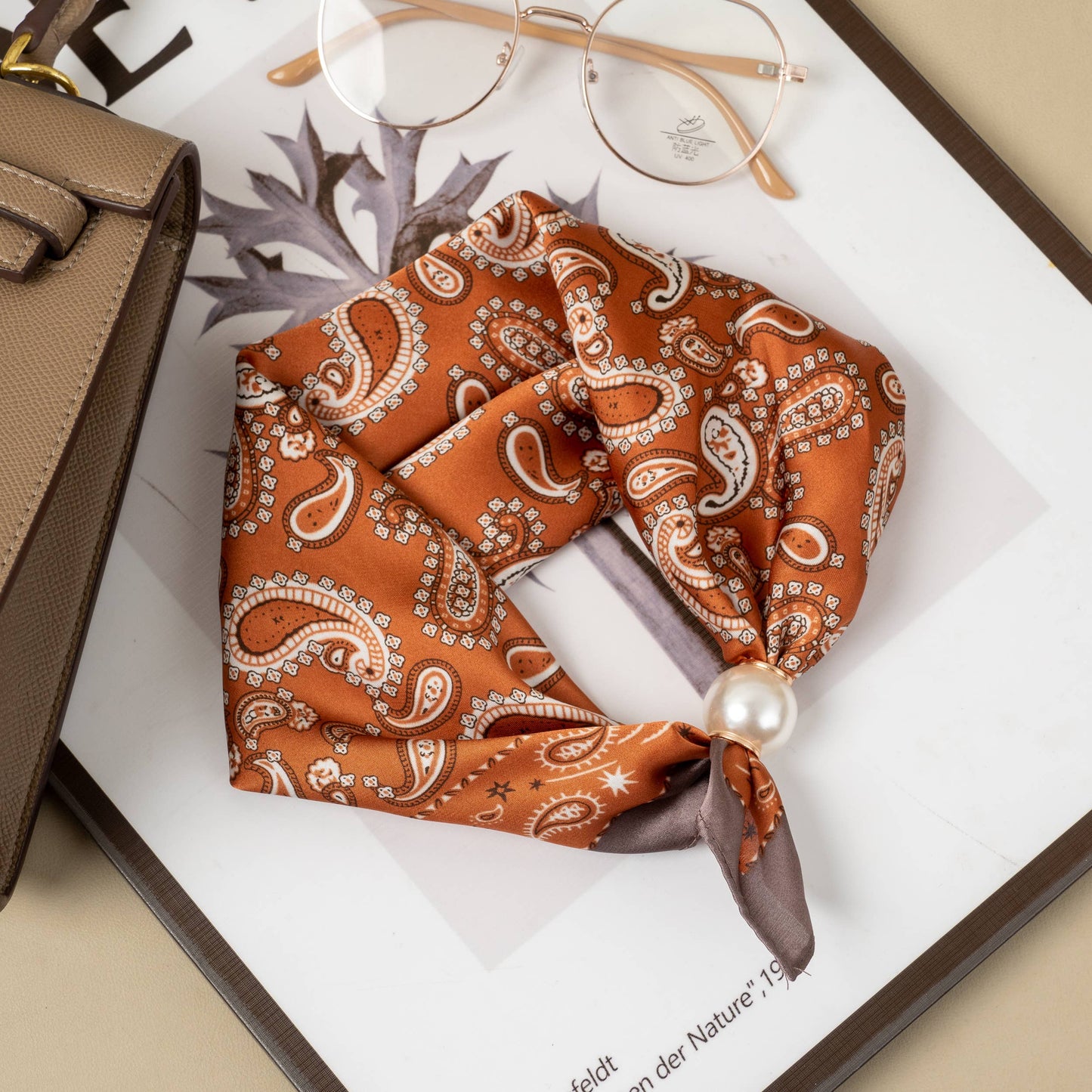 Elegant paisley-patterned polyester scarf with a magnetic pearl