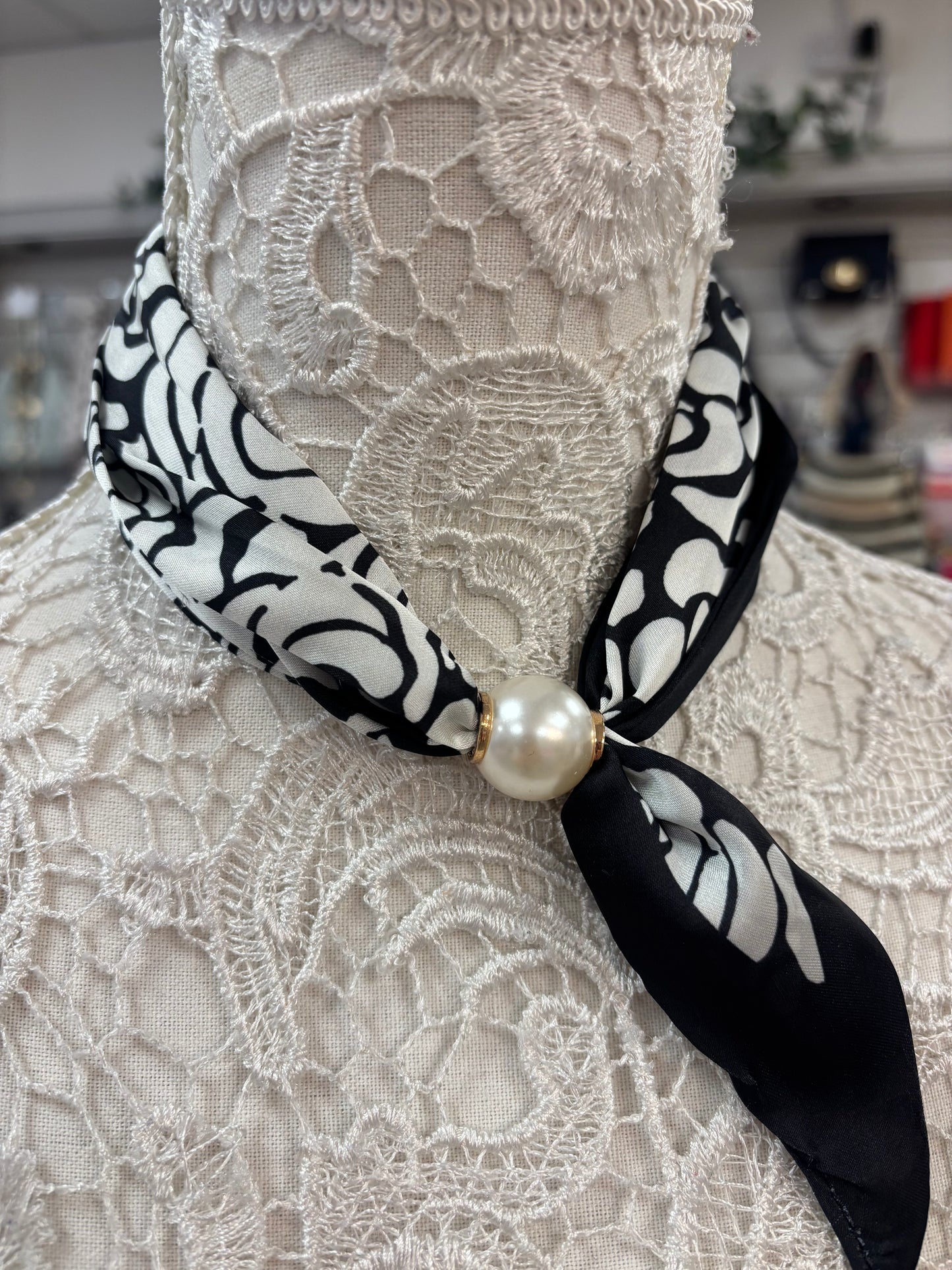Thea magnetic scarf