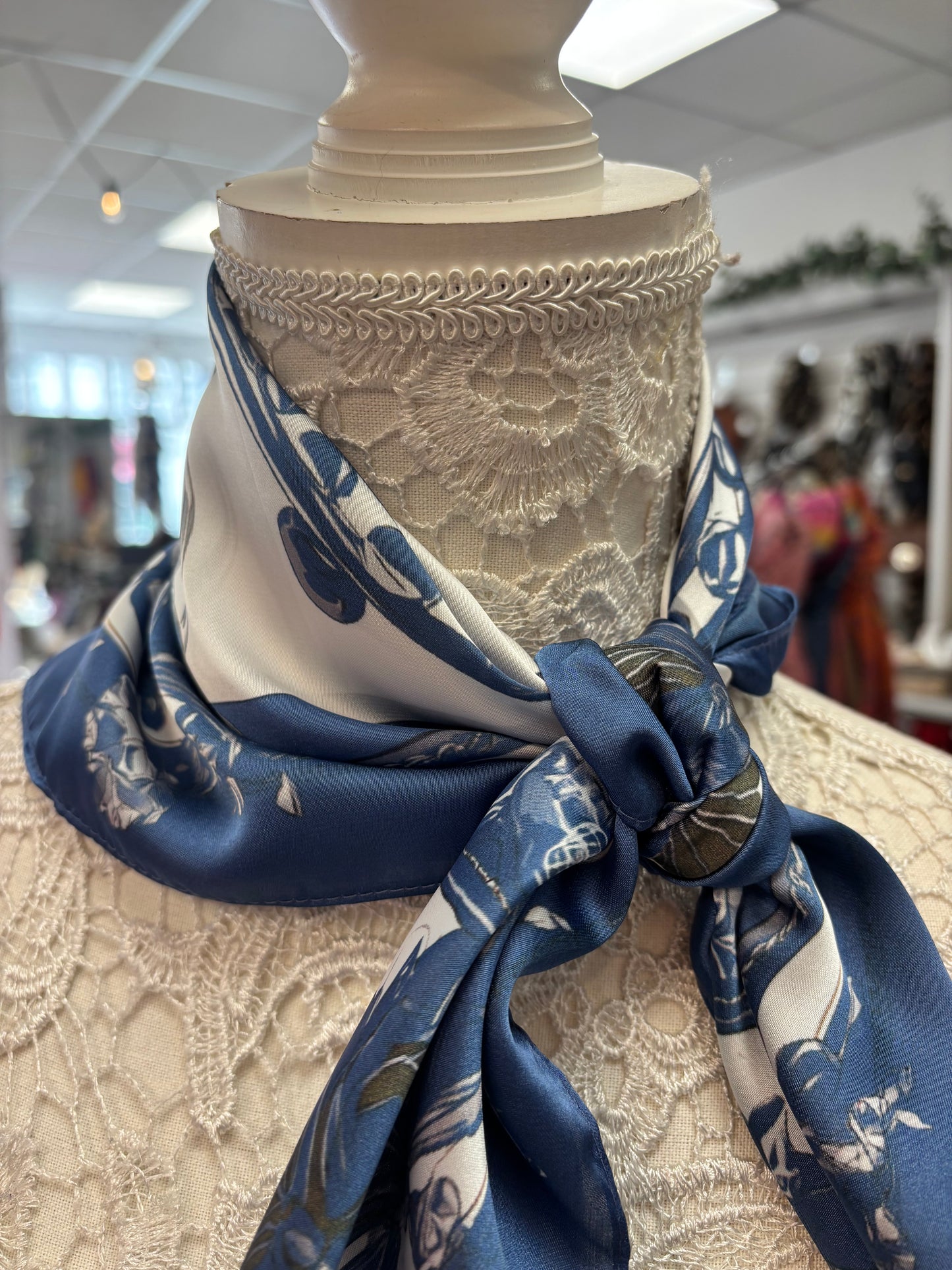 Raven neck scarf