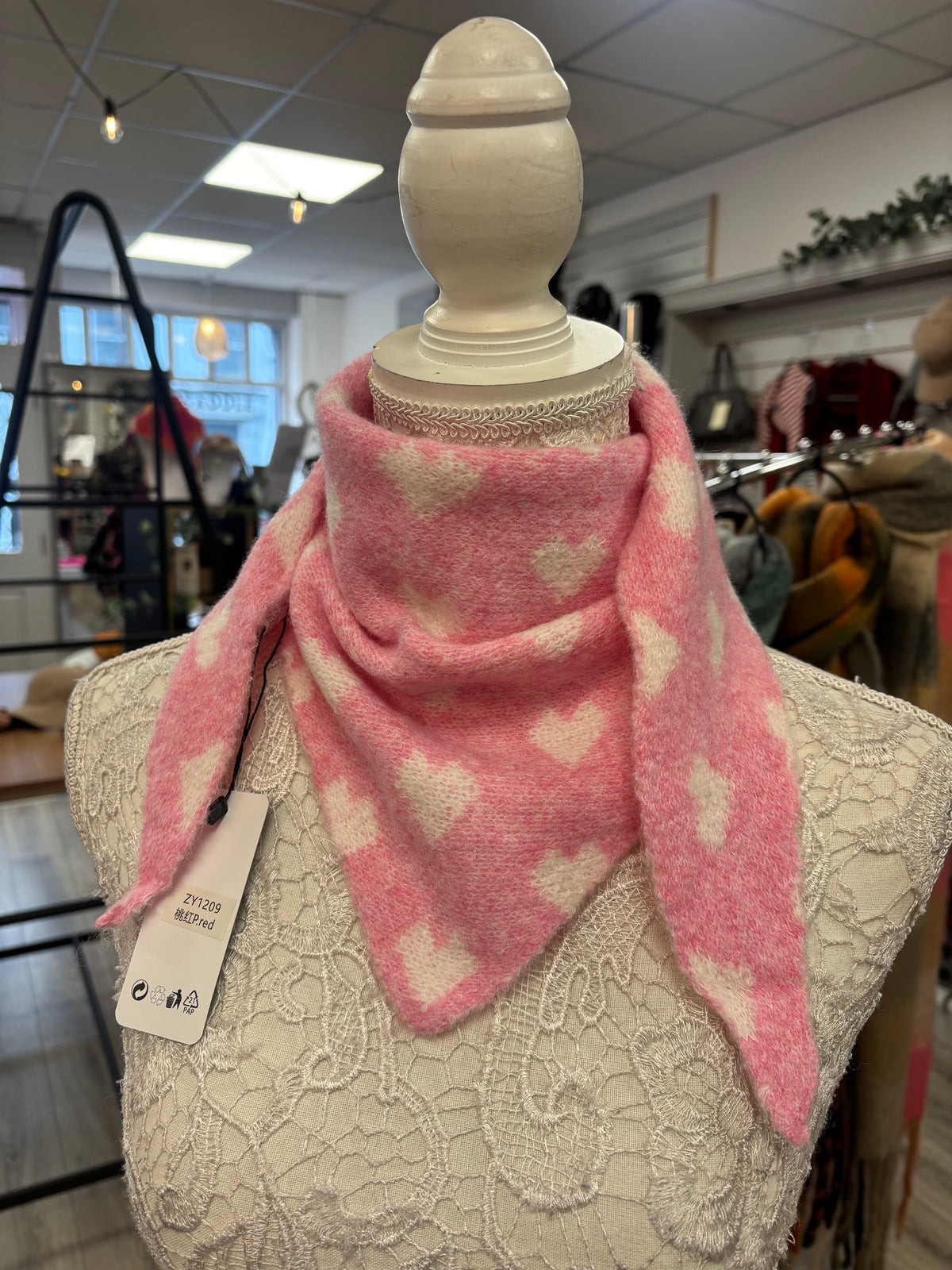 Pretty heart triangle knit