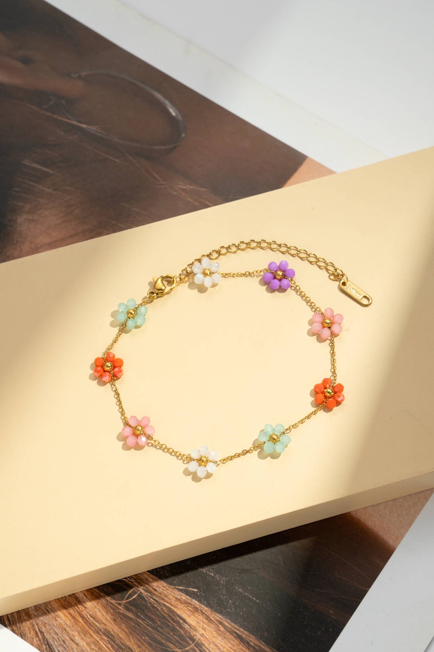 Daisy Delicate colorful flower anklet chain in steel, luminous for summer: Multicolore