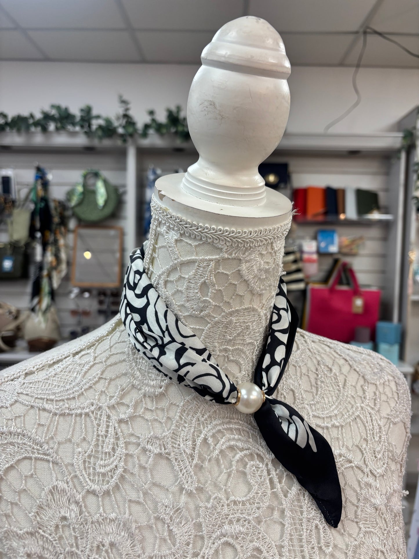 Thea magnetic scarf