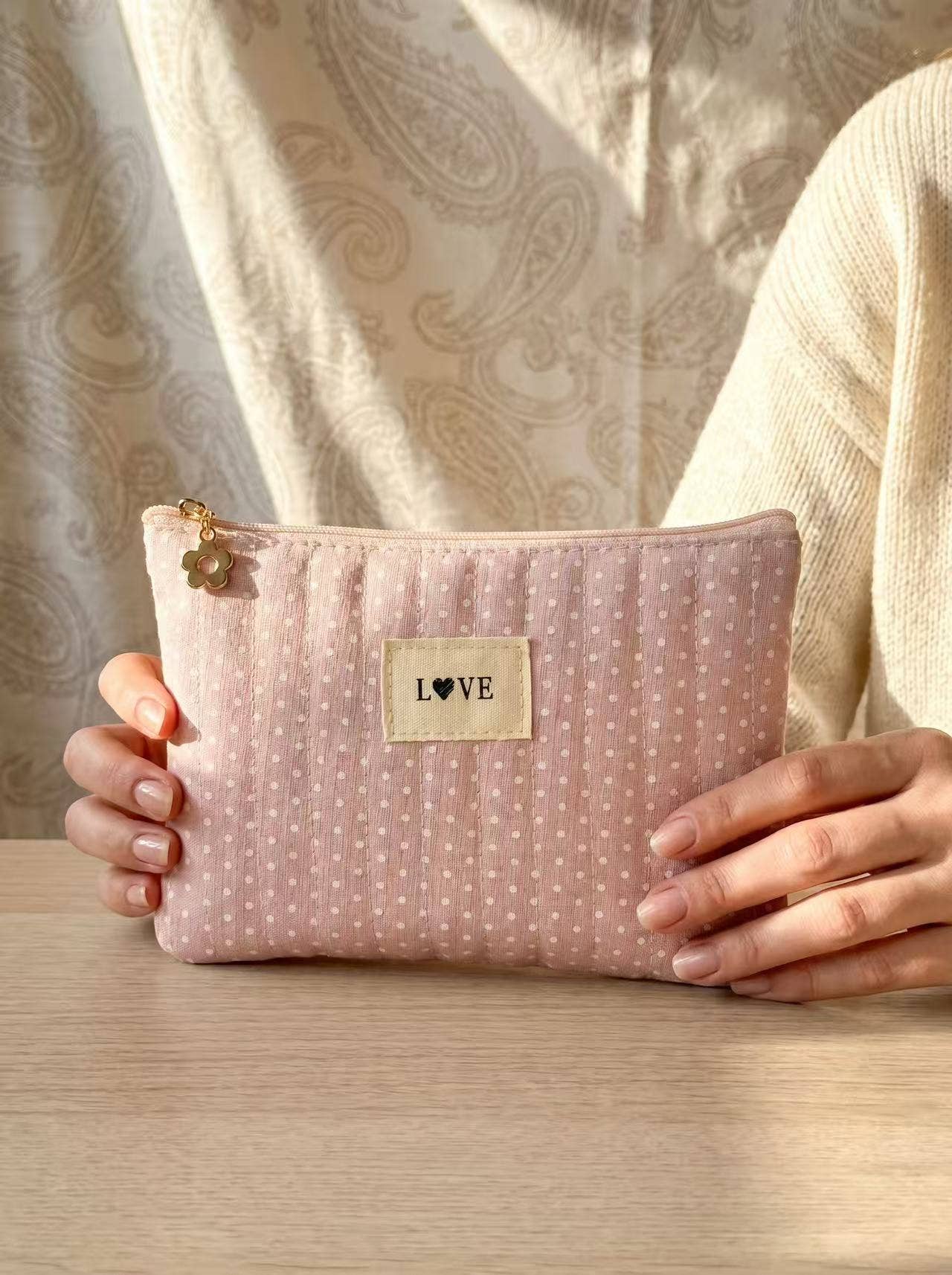 Love Quilted polka-dot toiletry pouch 14 x 20 cm
