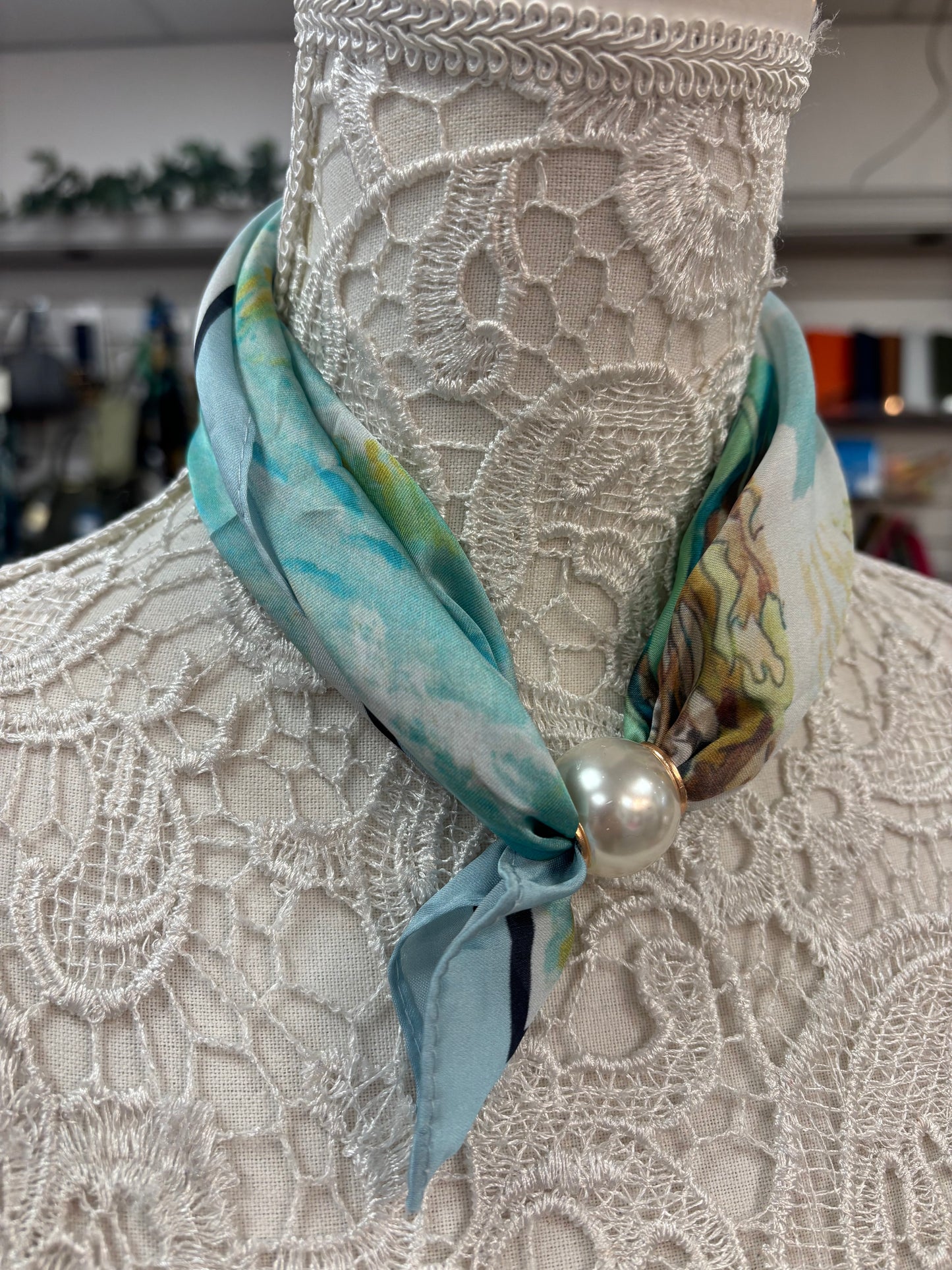 Maya magnetic scarf