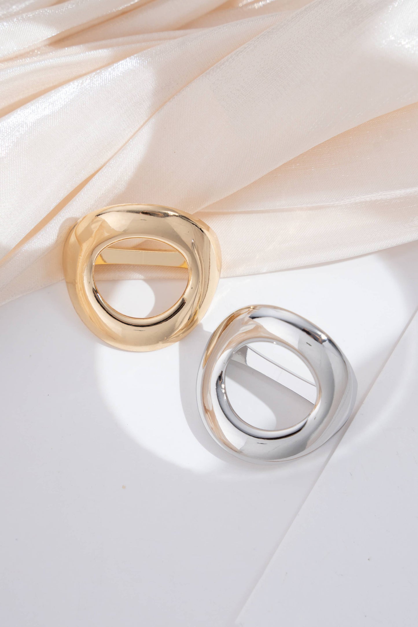 Meta Metal scarf ring- round