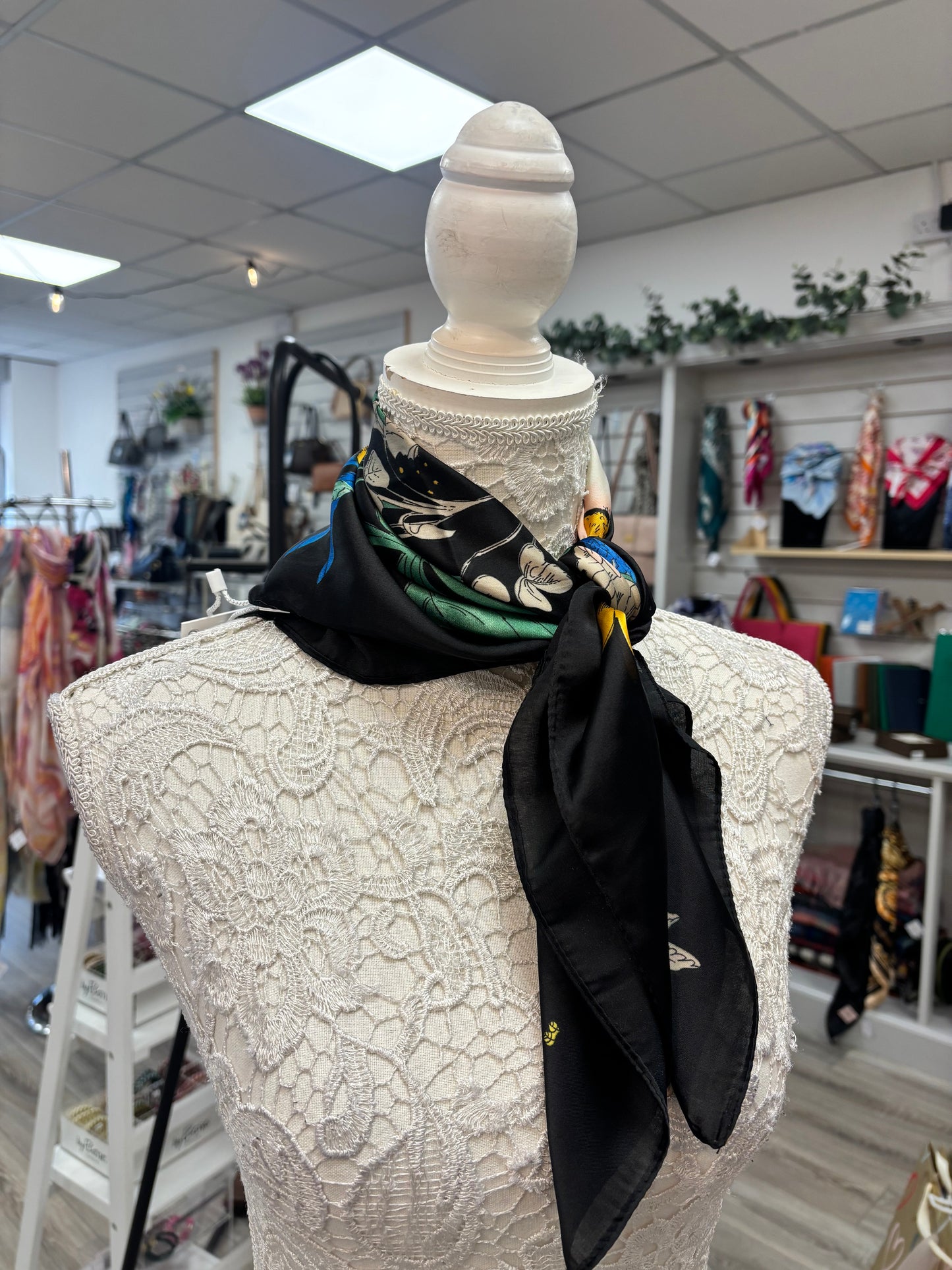 Fifi neck scarf