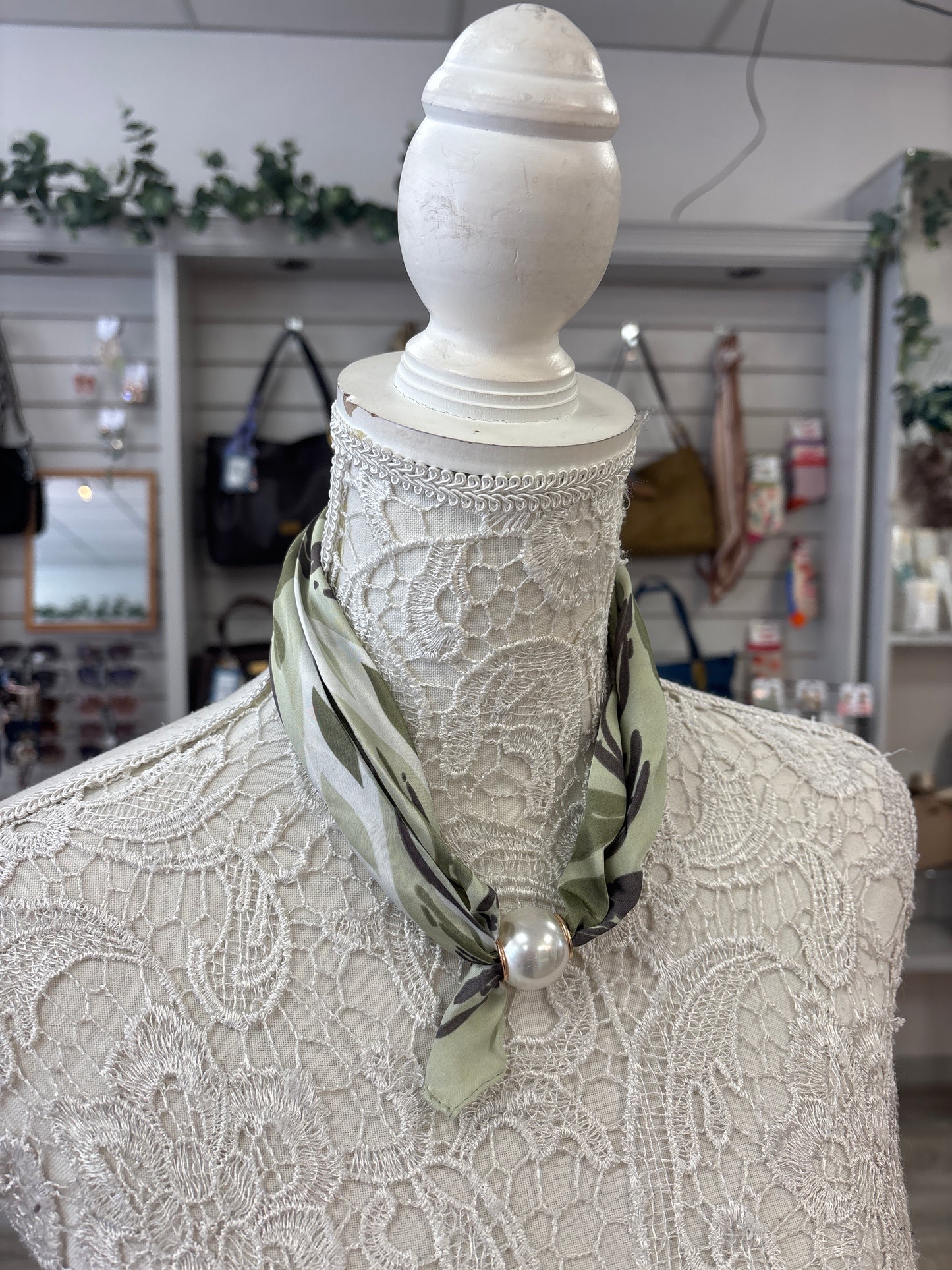 Greta magnet scarf