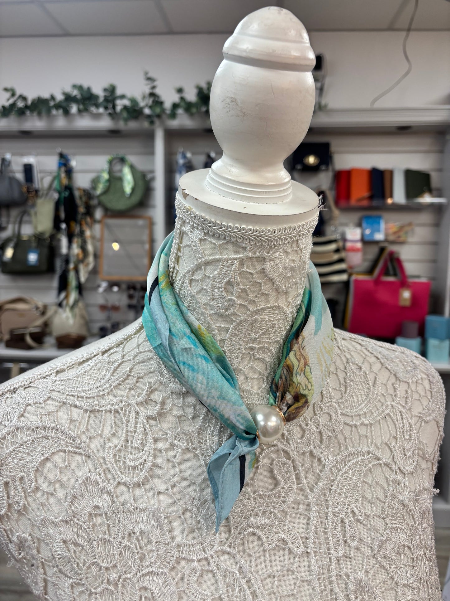 Maya magnetic scarf