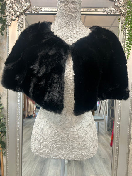 Sleeveless Faux fur shrug