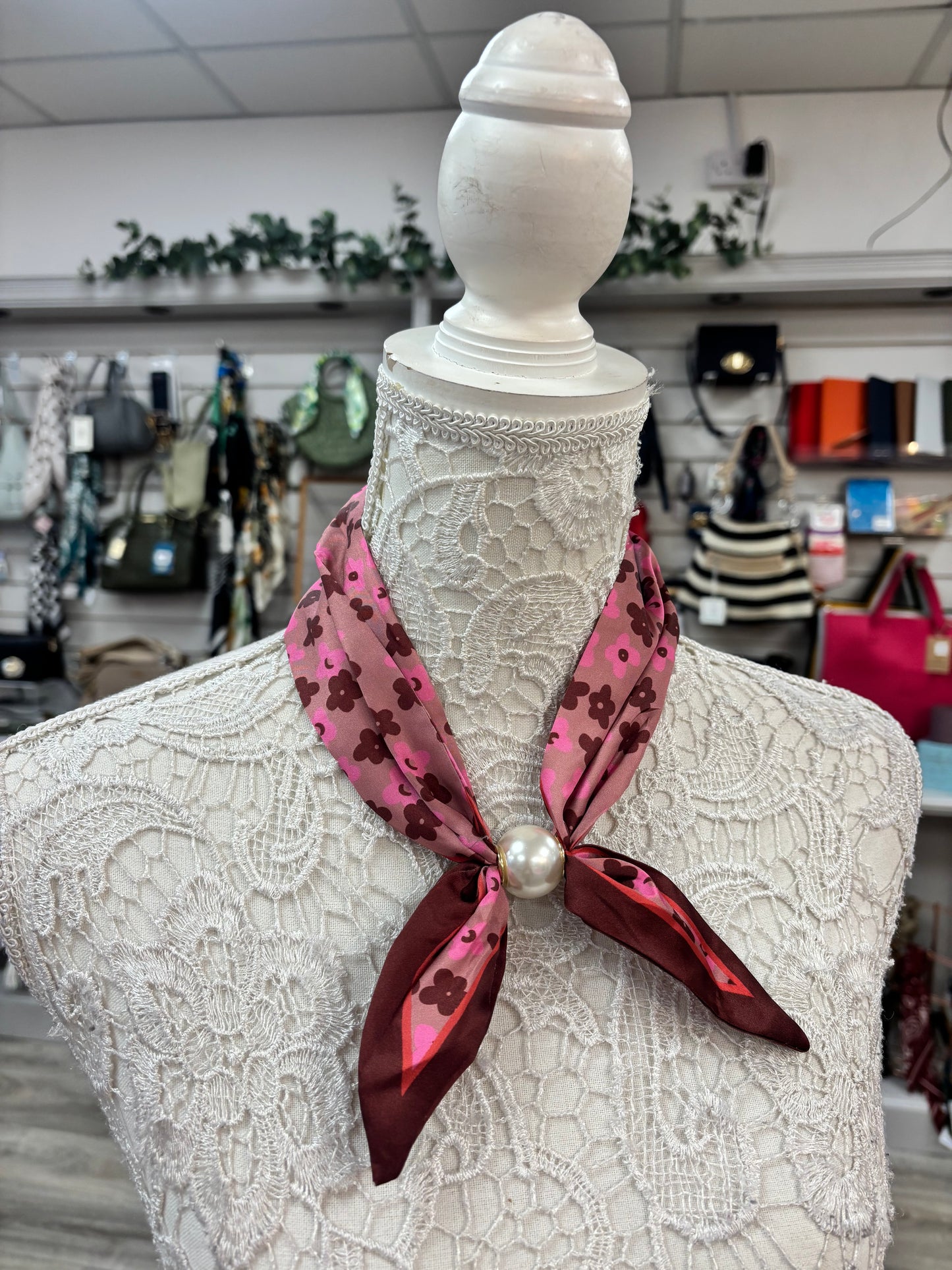 Luna magnetic scarf