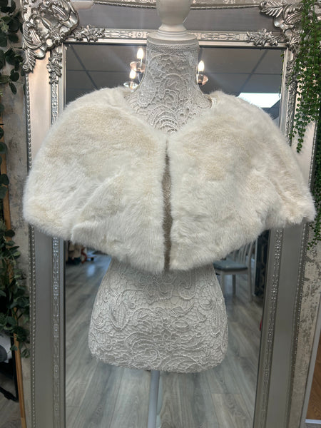 Sleeveless Faux fur shrug