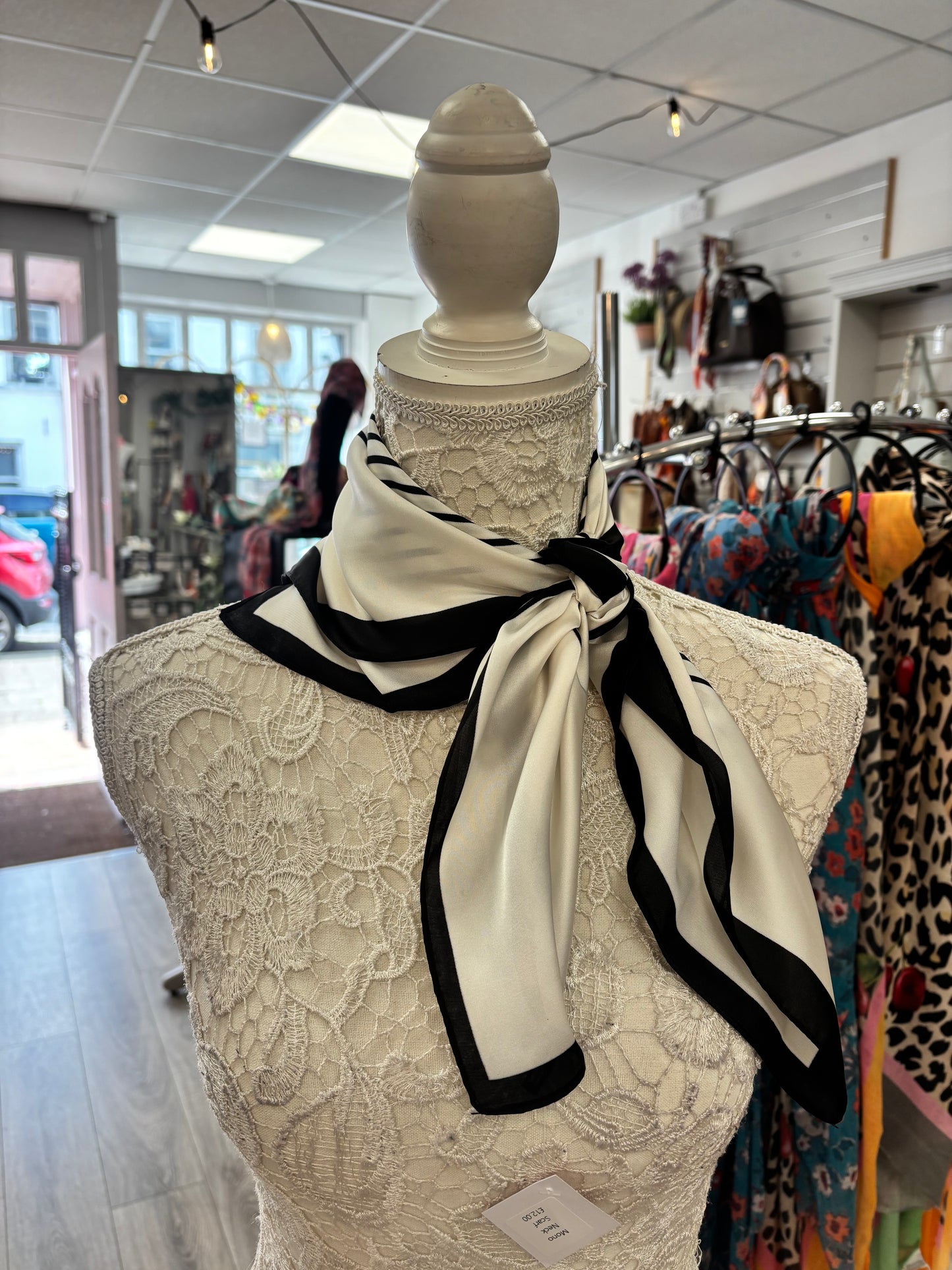 Mono neck scarf