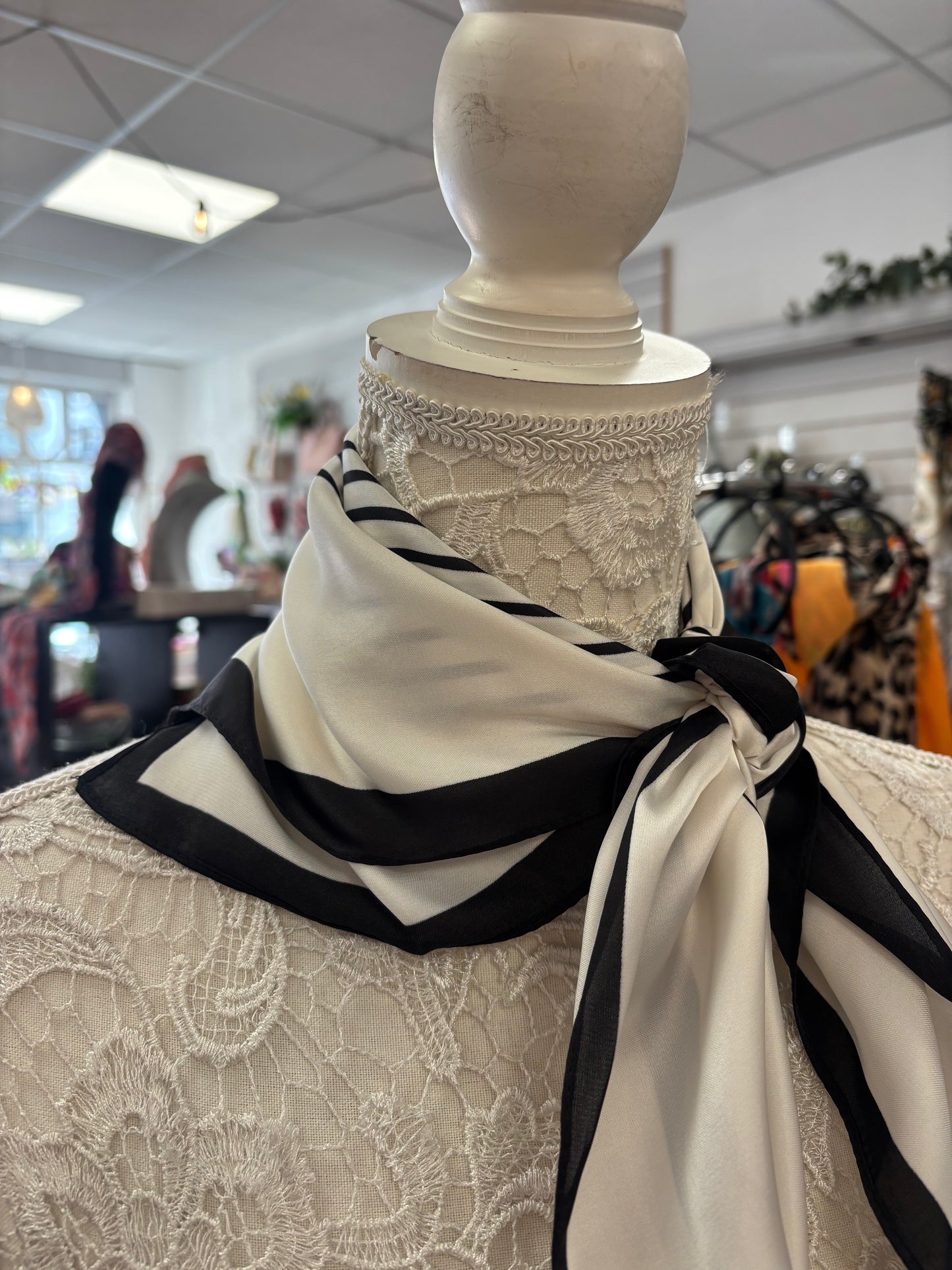 Mono neck scarf