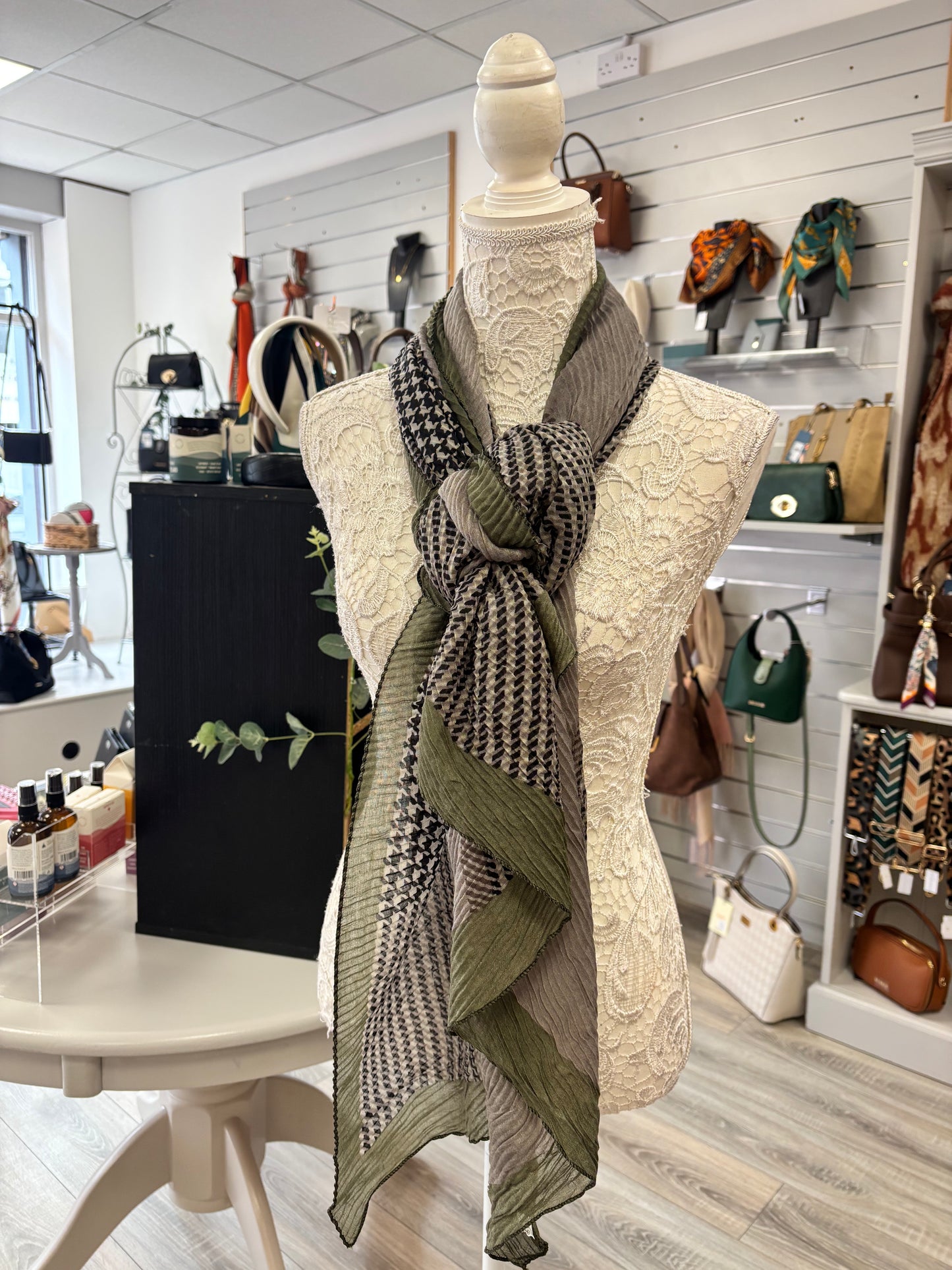 Suzi pleated dog tooth check scarf