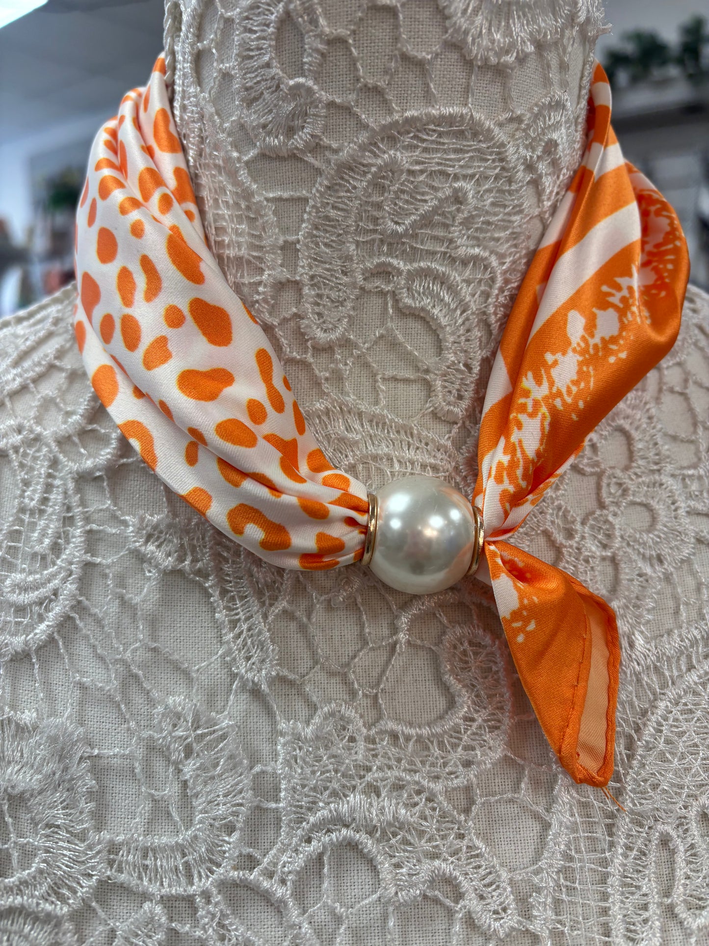 Angie magnetic scarf