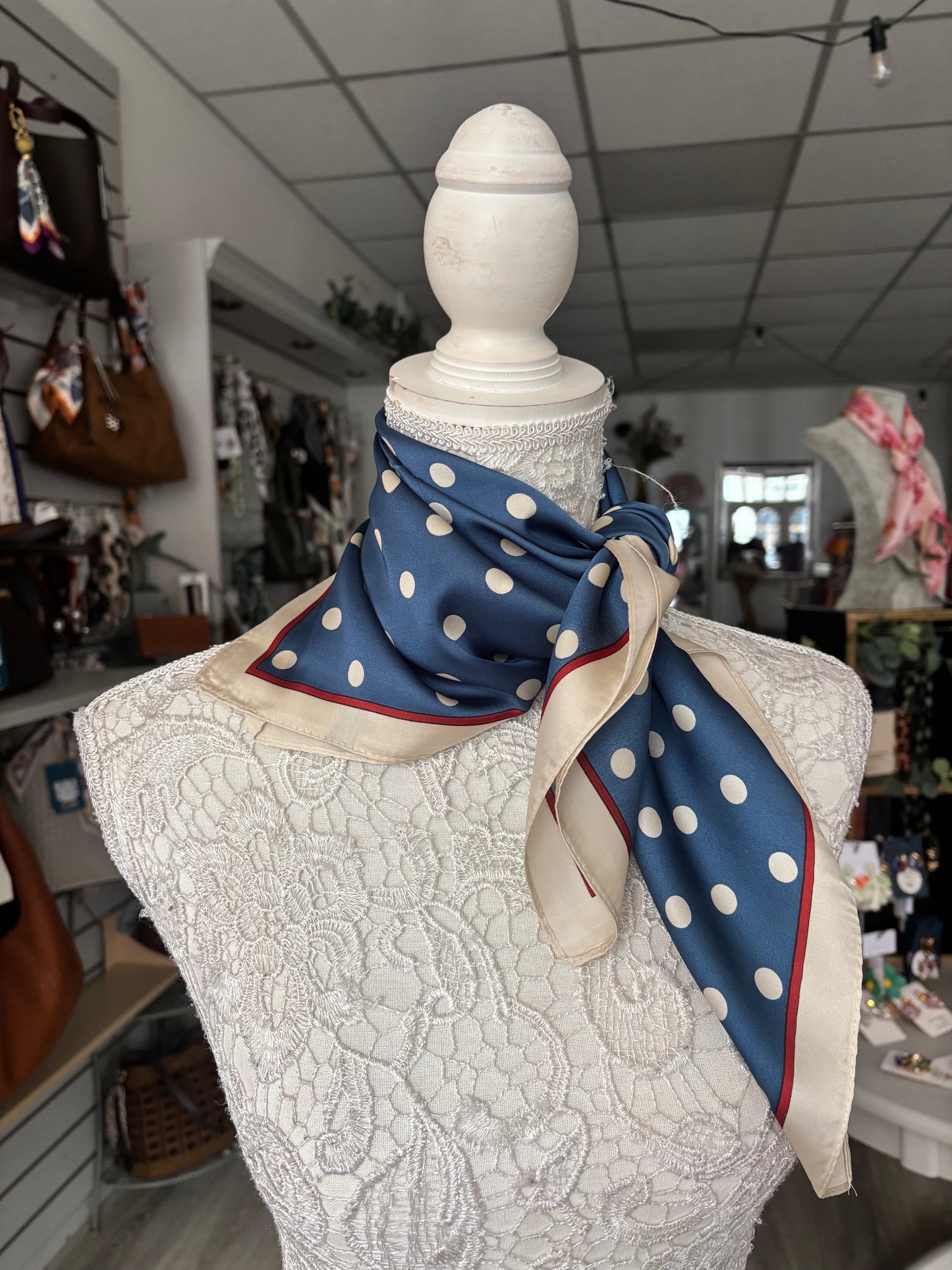 Vera Scarf touch silk 70x70 polka dot pattern