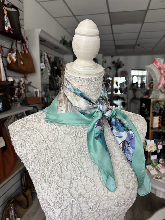 Ada Scarf touch silk 70x70 flower pattern
