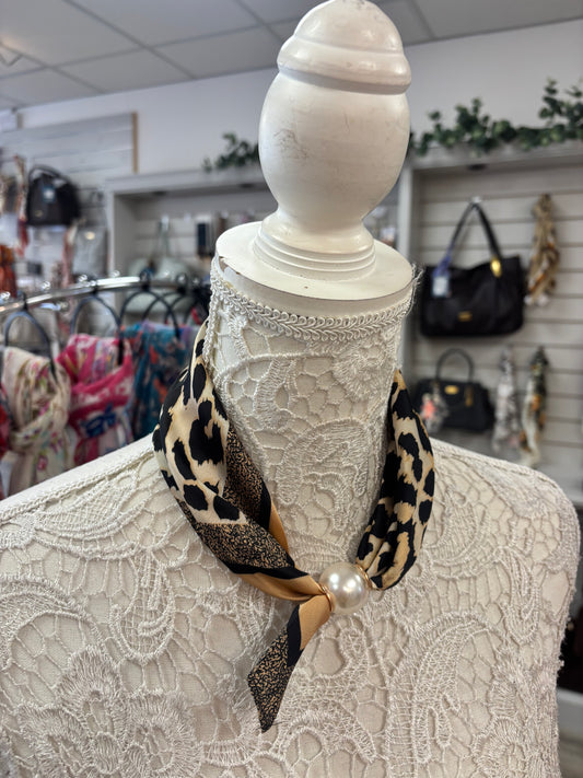 Leo Pearl scarf