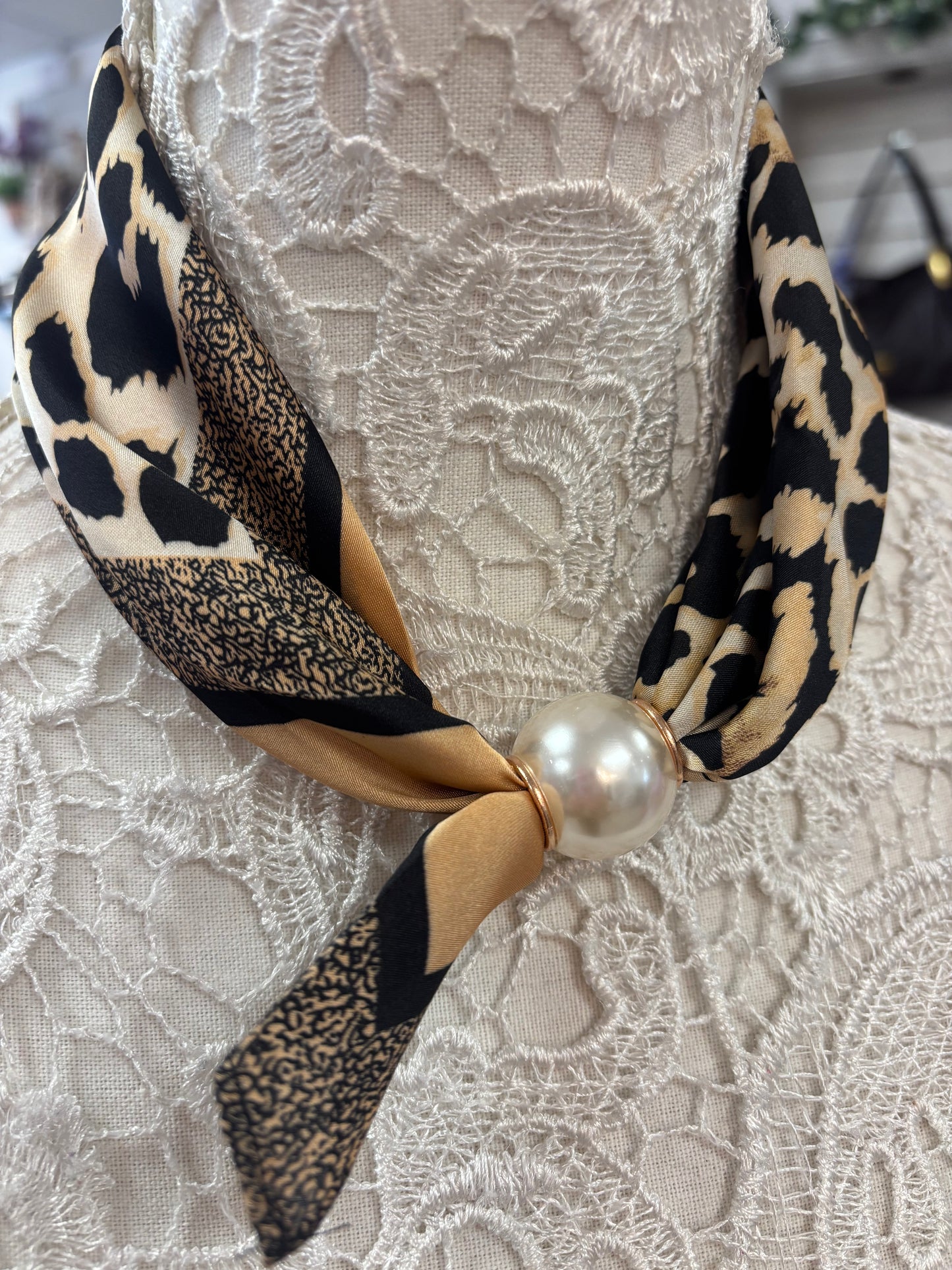 Leo Pearl scarf