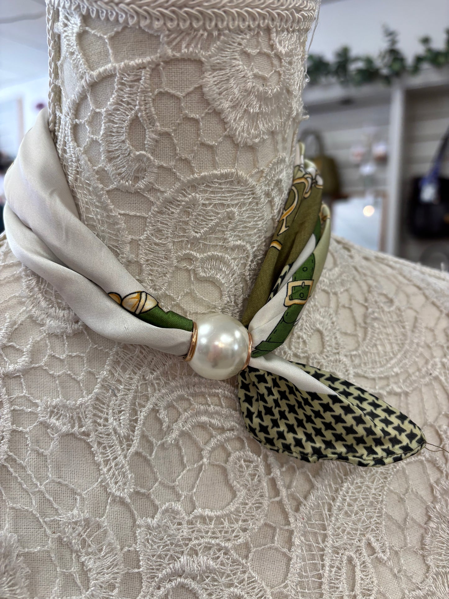 Green chain pearl scarf
