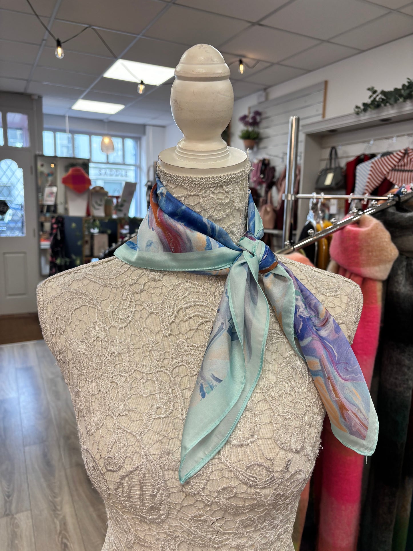 Gloria neck scarf