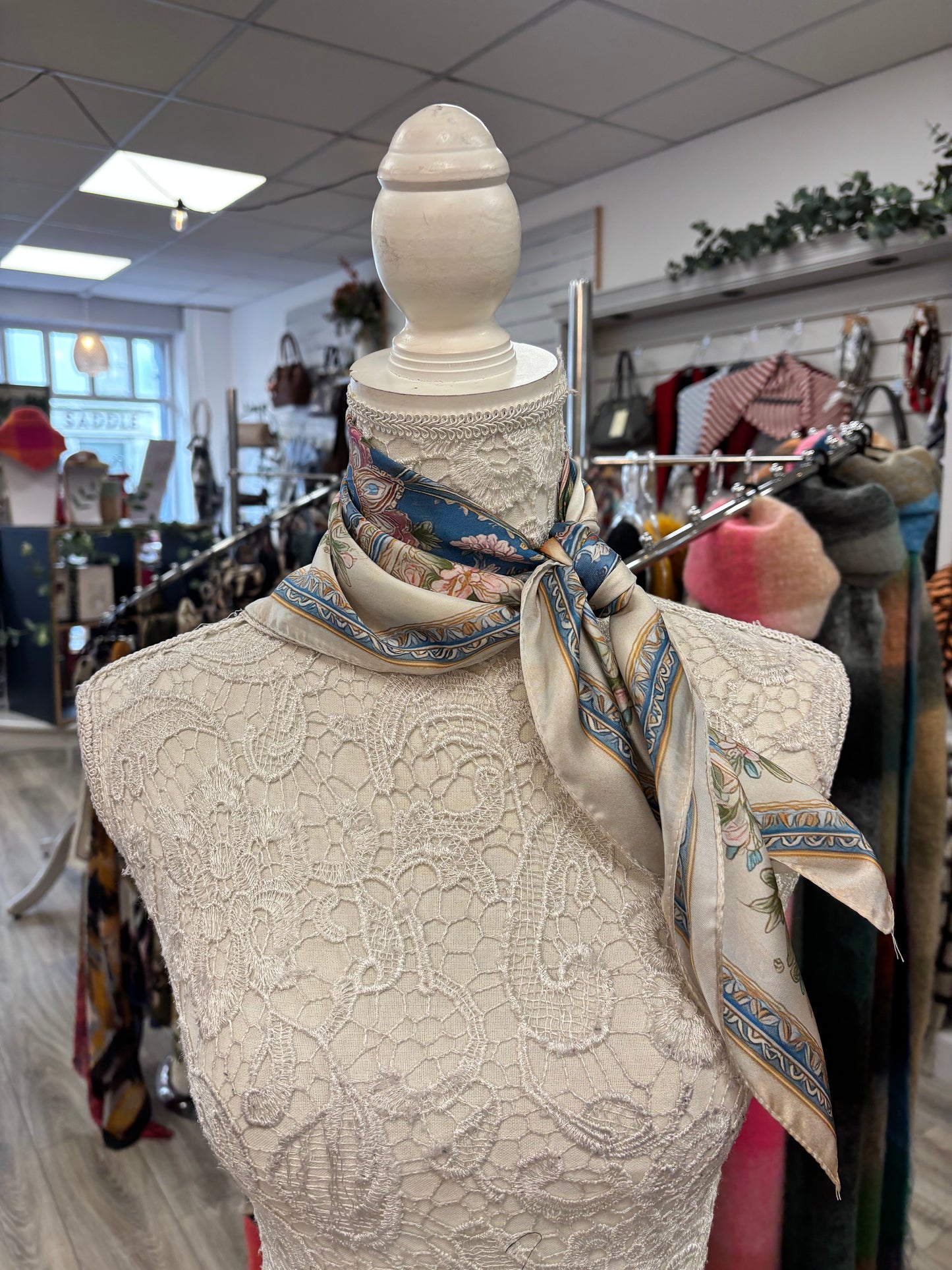 Shan neck scarf