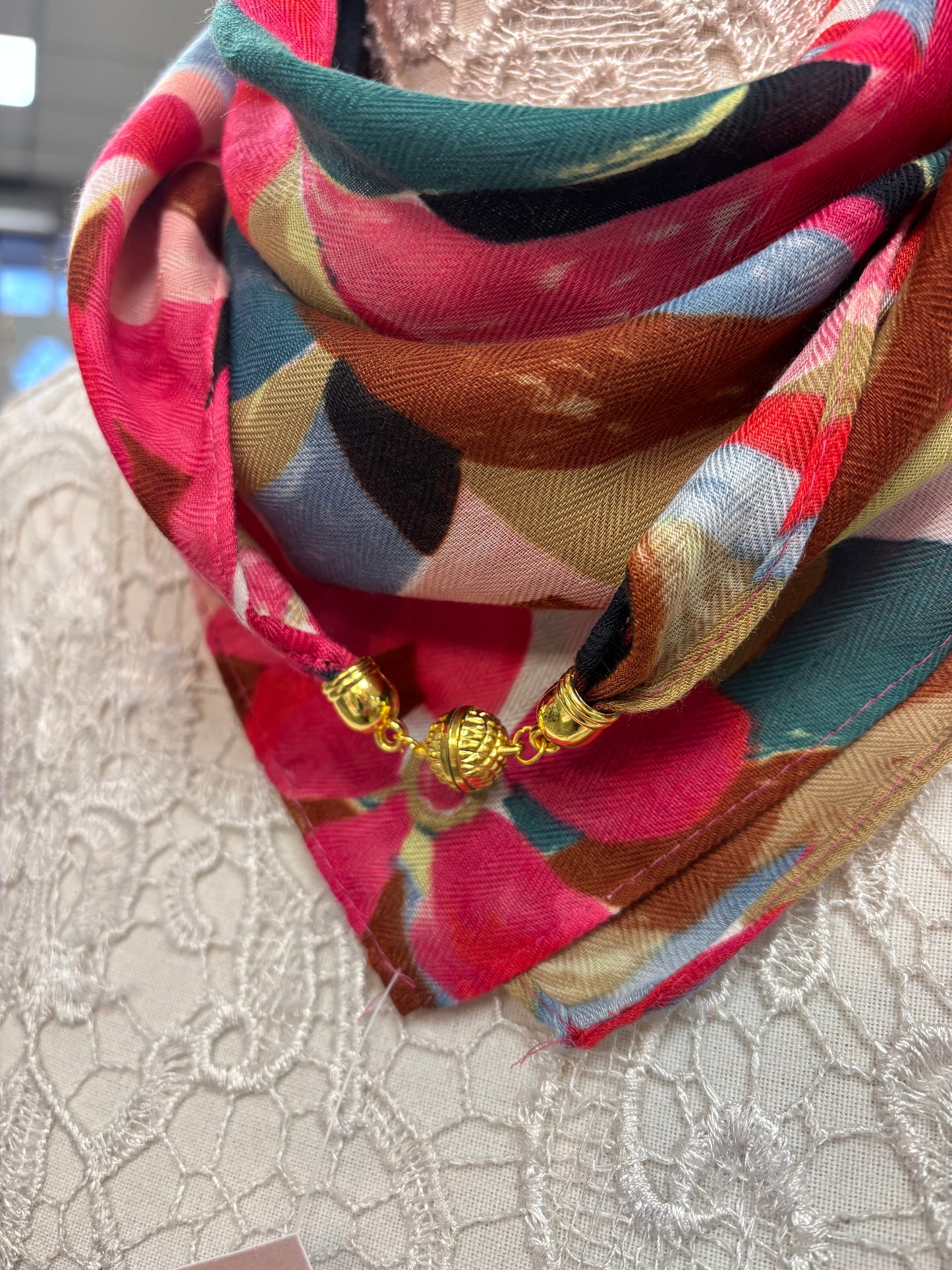 Pippa magnetic neck scarf