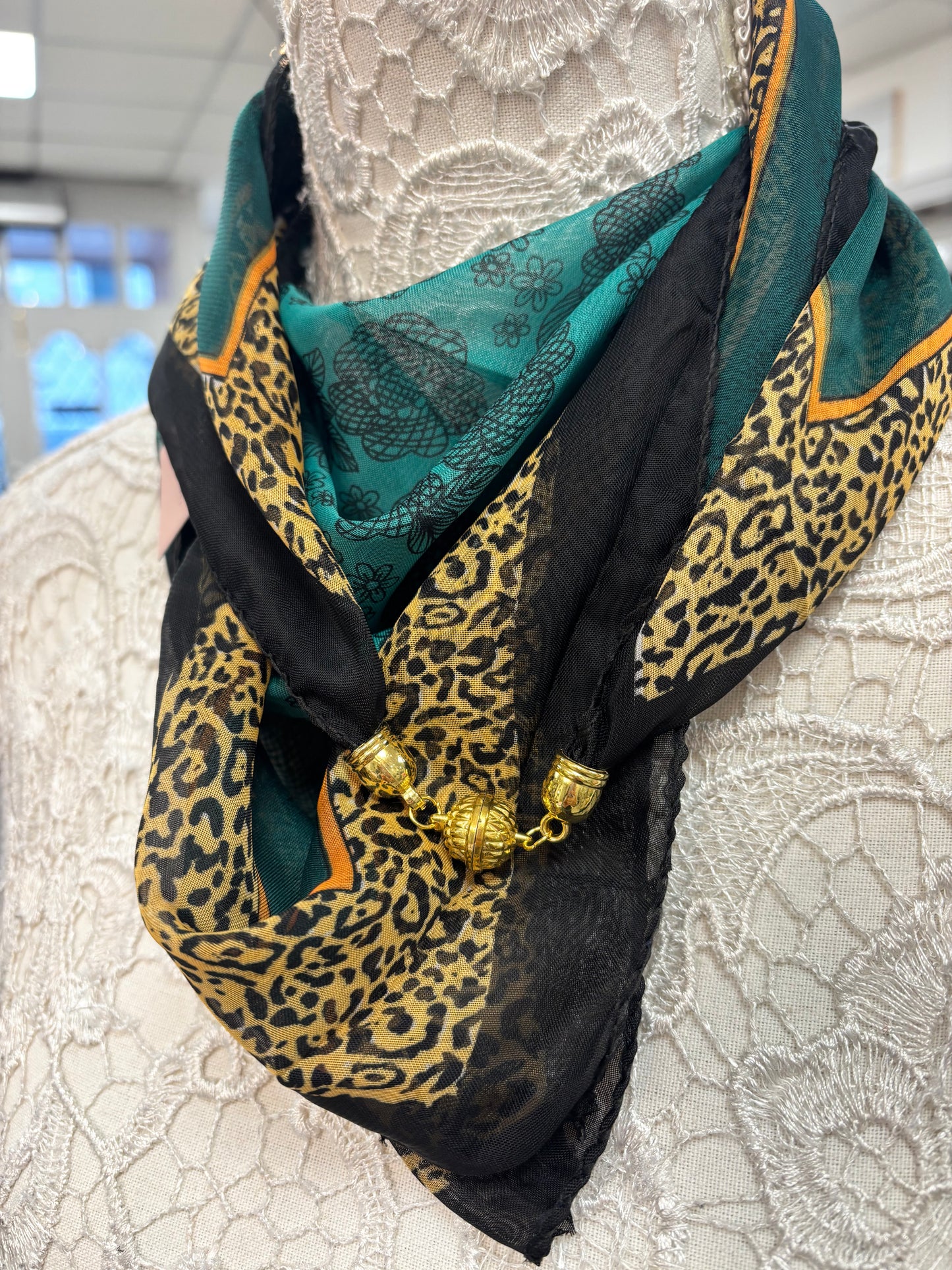 Silvia magnetic neck scarf