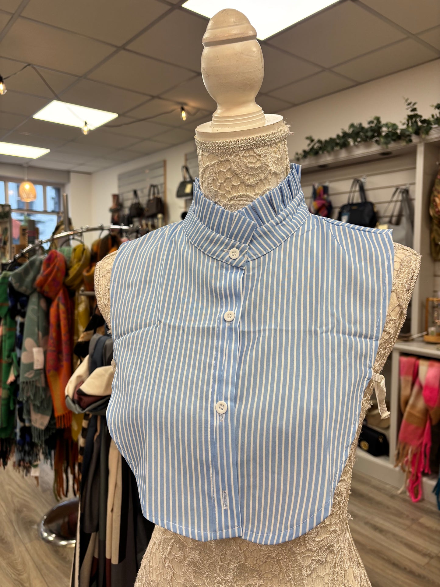 Monica mock collar