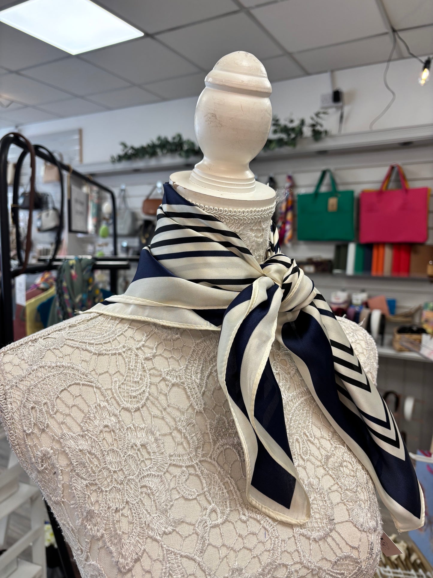 Rita navy/cream neck scarf