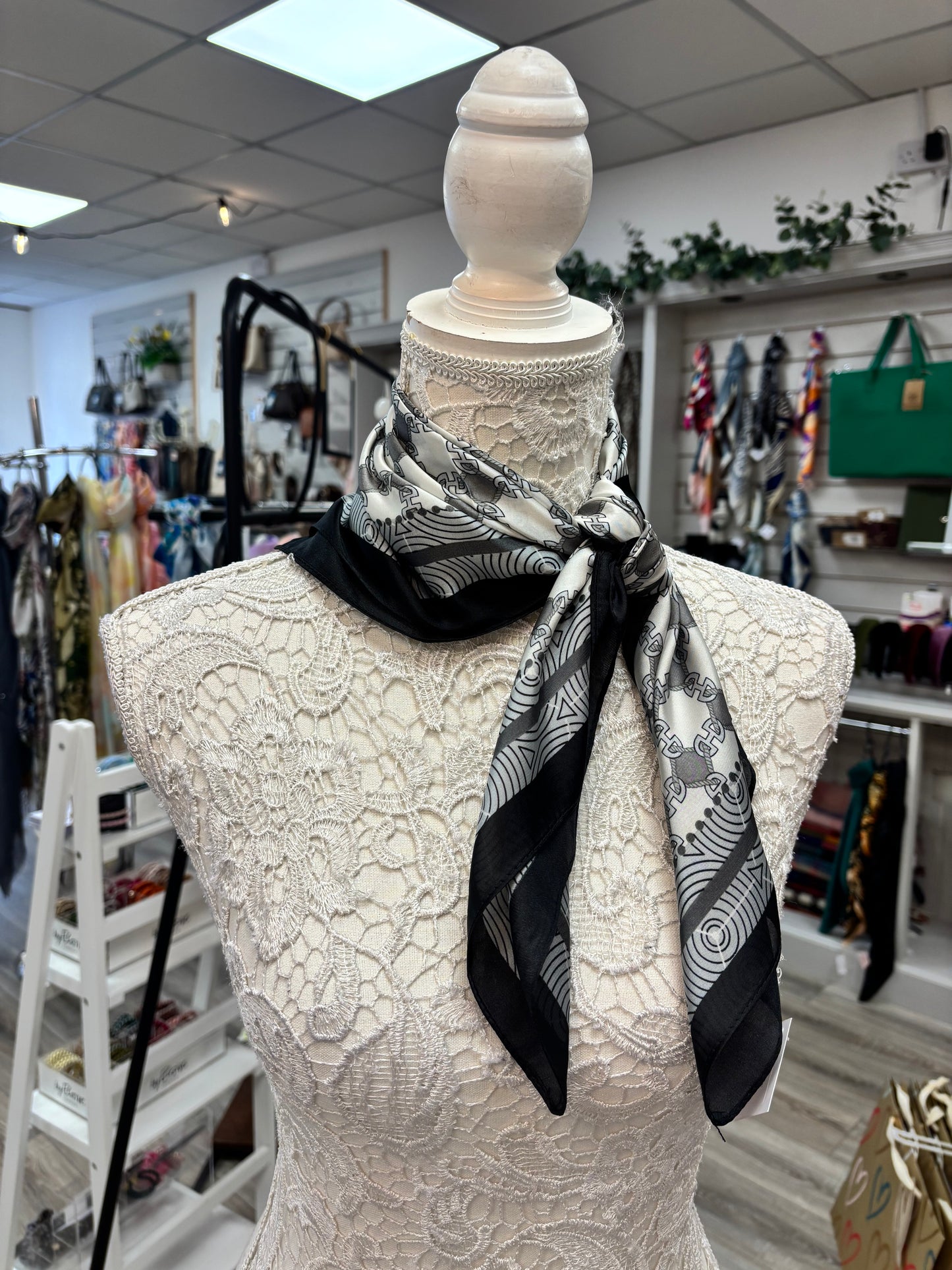 Polly neck scarf