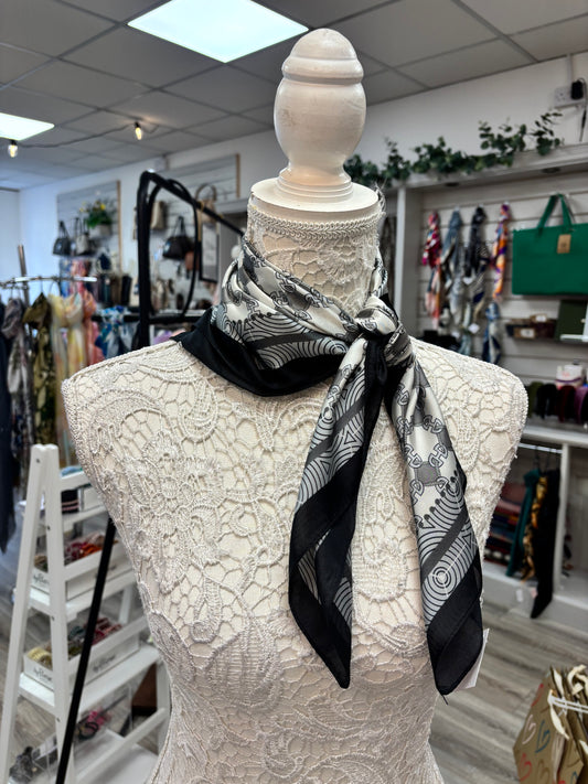Polly neck scarf