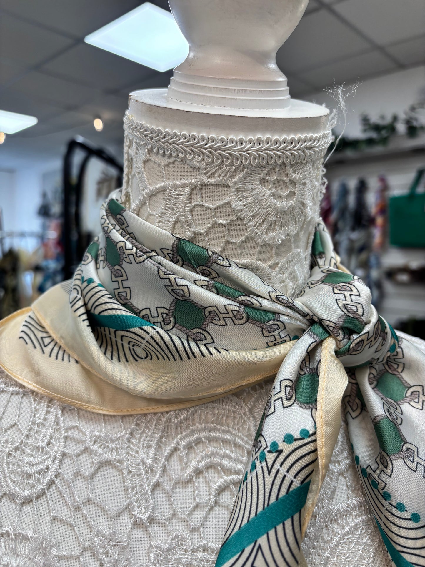 Polly neck scarf