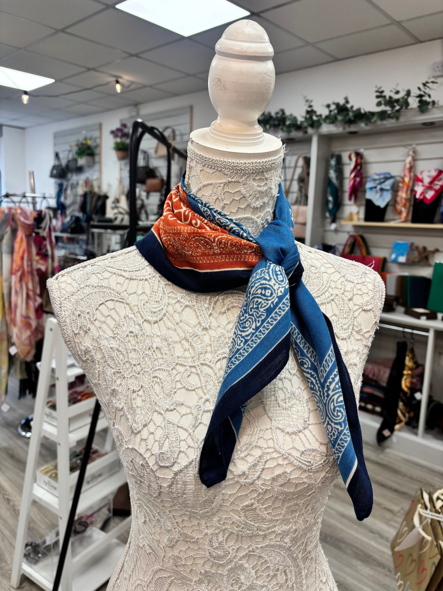 Lizzi neck scarf
