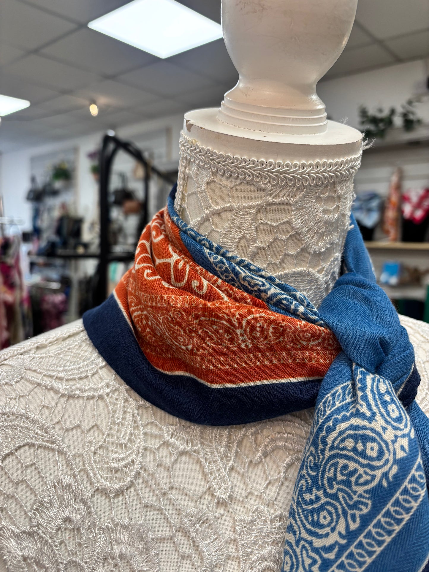 Lizzi neck scarf