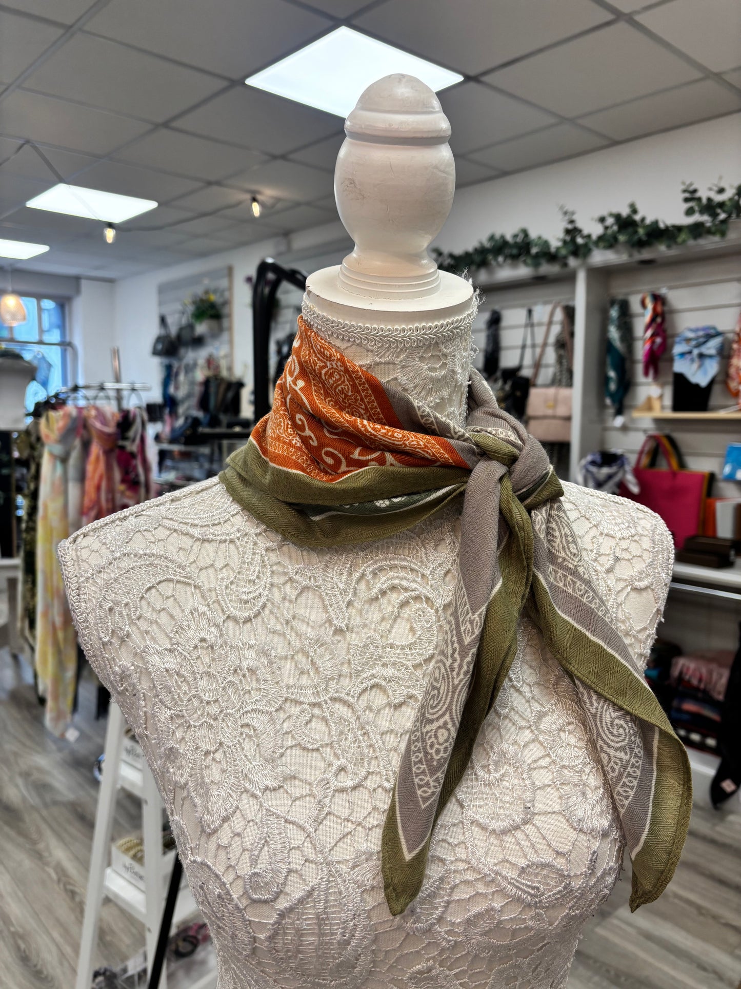 Lizzi neck scarf