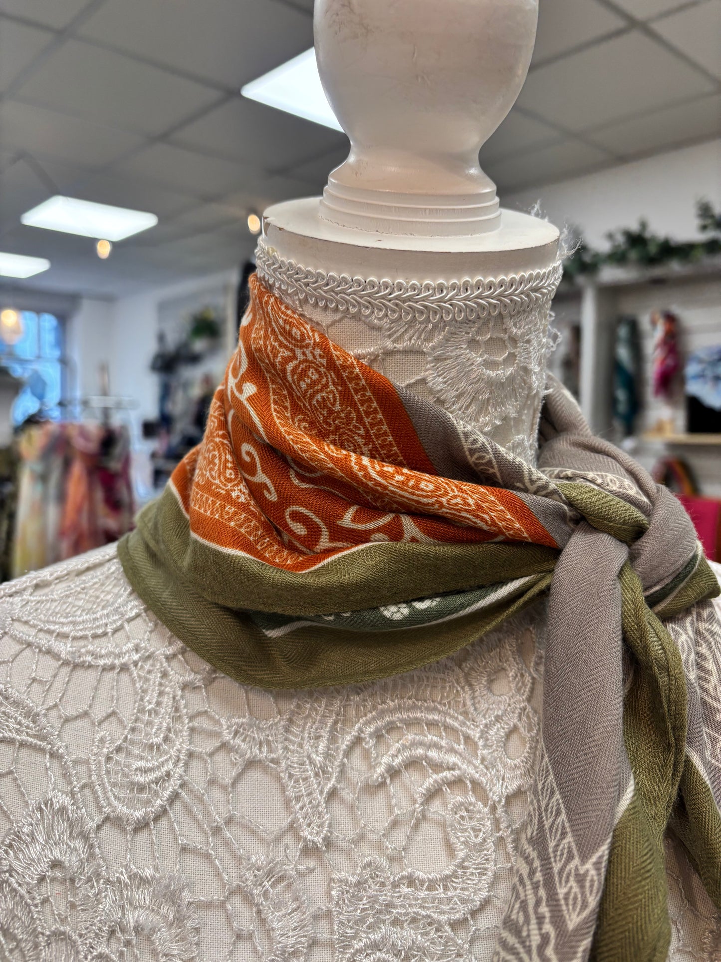 Lizzi neck scarf