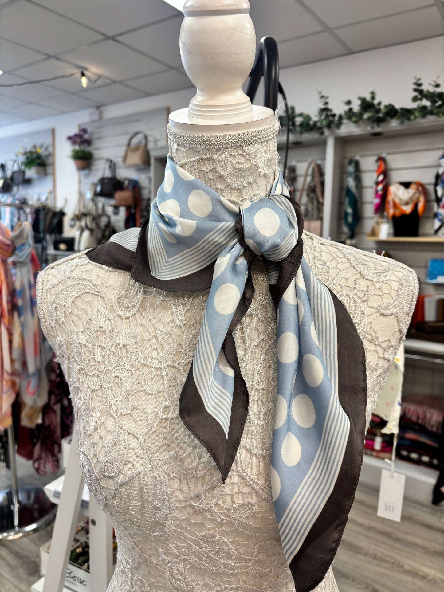 Dotty neck scarf
